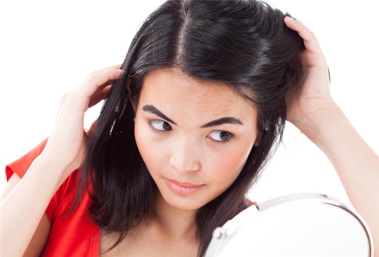 Olivenöl, Joghurt, Shampoos? Was gegen Schuppen hilft ILLUSTRATION - Wer seine Haare sehr heiß wäscht und föhnt, begünstigt Schuppenbildung. (zu dpa: «Olivenöl, Joghurt, Shampoos? Was gegen Schuppen hilft») Foto: Christin Klose/dpa-tmn - Honorarfrei nur für Bezieher des dpa-Themendienstes +++ dpa-Themendienst +++