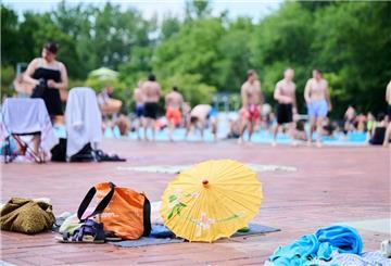 Wertsachen liegen in einem Freibad.