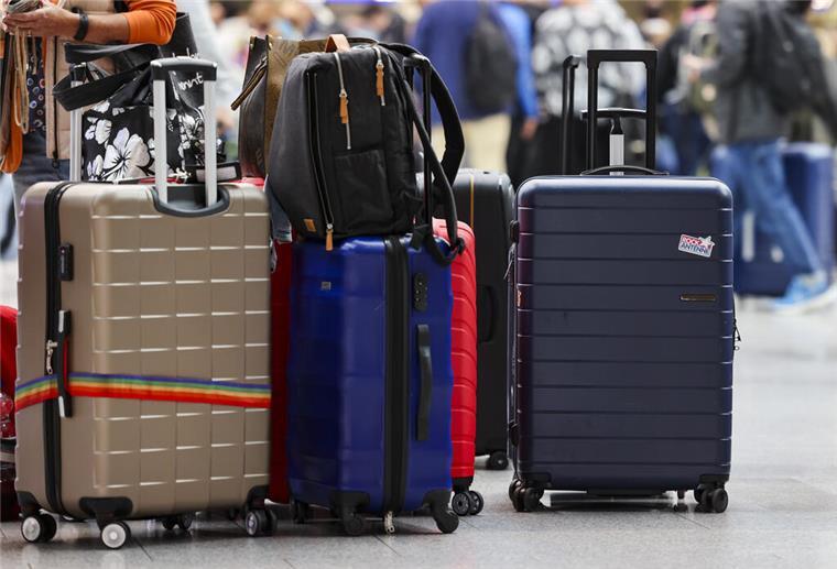Kein langes Warten am Gepäckband: Mit diesem einfachen Trick klappt’s Wer seinen Koffer nach der Landung schnell in den Händen halten will, kann mit zwei Tricks dafür sorgen, dass er als Erster entladen wird.