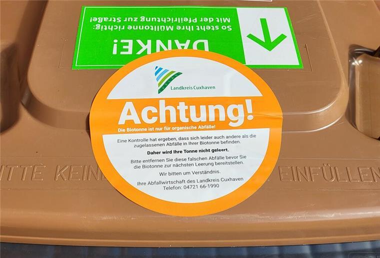 Strafen drohen für Abfall-Sünder: Dieser Inhalt sorgt in der Biotonne für Probleme Wer seinen Müll nicht pflichtgemäß trennt, muss mit einem Warnaufkleber auf der Mülltonne rechnen. Der Behälter wird dann nicht geleert.