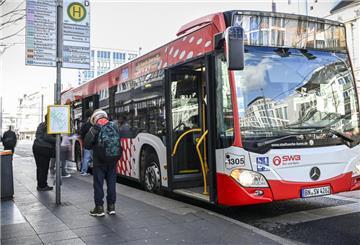 Ein Bus steht an einer Haltestelle. Ab Mai gilt eine neue Regel für Reisende. 