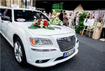Eine Stretch-Limousine für eine Hochzeitsfeier steht an einem Stand auf der Hochzeitsmesse. 