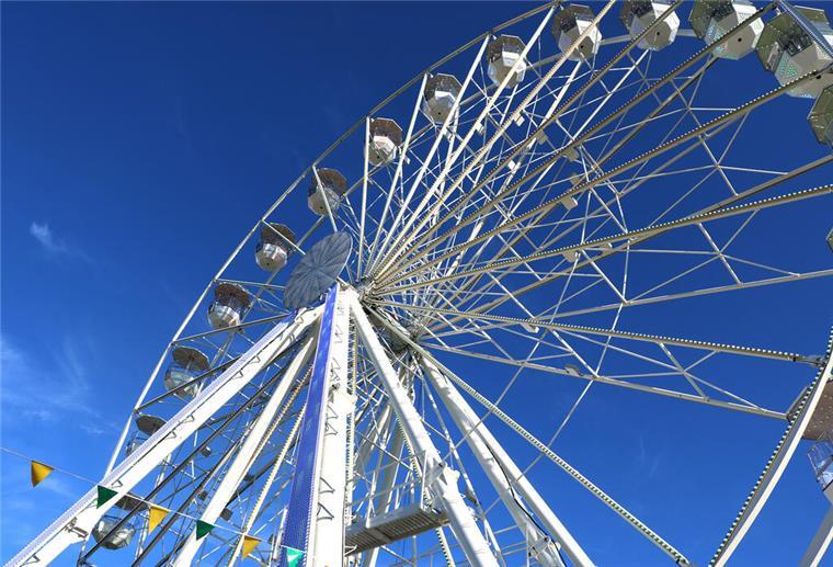 Riesenrad, Achterbahn und Leckereien: Der Frühjahrsmarkt in Bremerhaven startet (mit Verlosung) Wer sich das Festgelände von oben ansehen oder einen großartigen Ausblick auf unsere Stadt erleben möchte, ist im Riesenrad „Lounge 360°“ mit 38 Metern Höhe an der richtigen Adresse.
