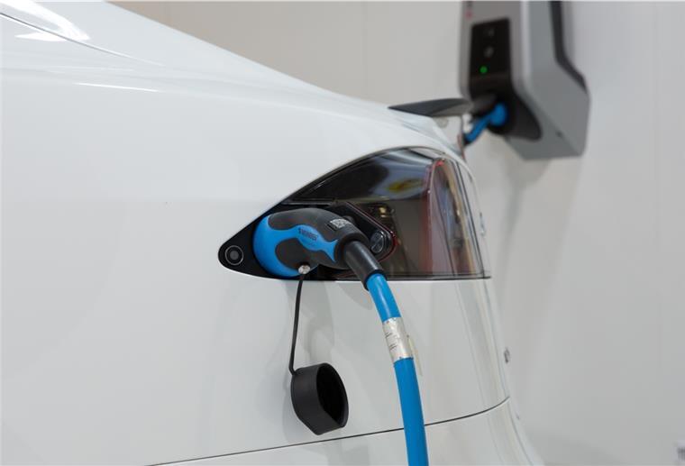 Umfrage in Bremerhaven: Wo soll der Stromer ans Netz? Wer sich ein Elektroauto zulegen möchte, muss die Lademöglichkeit mitplanen. In einer privaten Garage bietet sich dafür eine Wallbox an.