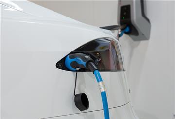 Wer sich ein Elektroauto zulegen möchte, muss die Lademöglichkeit mitplanen. In einer privaten Garage bietet sich dafür eine Wallbox an.