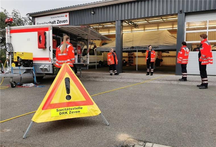 Es gibt nie genügend Krisenhelden DRK-Sanitäter an der Einsatzleitzentrale.