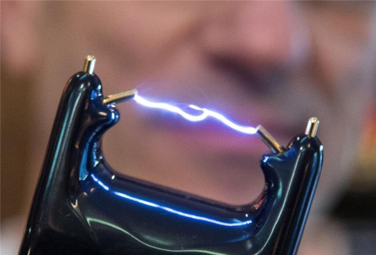 Pfefferspray und Elektroschocker: Diese Dinge darf man zur Selbstverteidigung dabei haben Ein Taser aus der Nahaufnahme. Manche Mittel zur Selbstverteidigung sind legal, andere strafbar – was man wann nutzen darf, erklärt dieser Überblick.