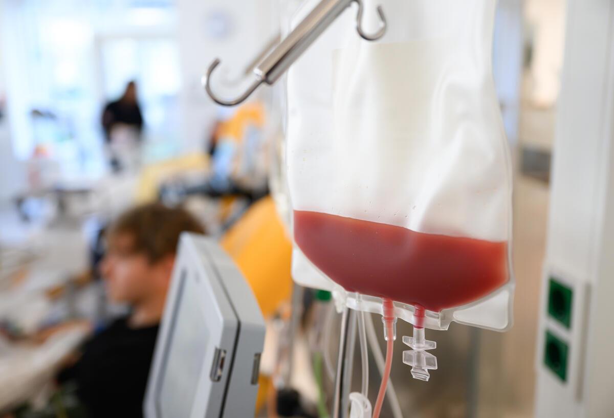 Ein Transferbeutel mit Blutstammzellen eines Spenders hängt im Stammzell-Entnahmezentrum des DKMS Collection Centers an einem Ständer.