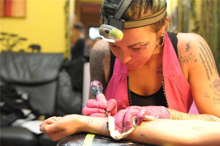 Nacht der Hautkunst: Tätowierer arbeiten in Bremerhavener Kneipen Wer sich nach einem Tattoo sehnt, findet am Sonnabend zahlreiche Tätowierer in der Alten Bürger.