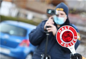 Polizisten blitzen Autofahrer, die mit überhöhter Geschwindigkeit unterwegs sind