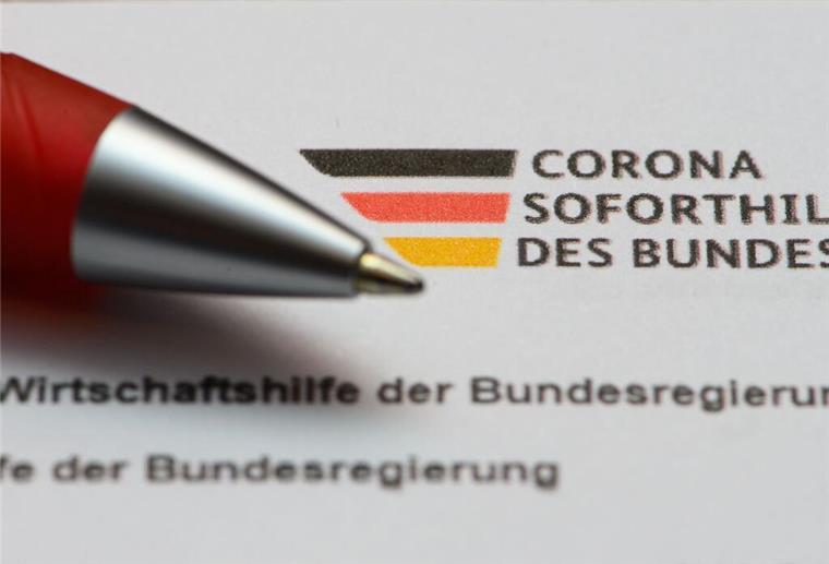 Ein Stift liegt auf einem Antrag auf Gewährung der «Novemberhilfe» als außerordentliche Wirtschaftshilfe der Bundesregierung in der Corona-Krise.