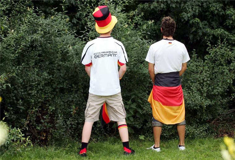 Wer sich nicht gerade so wie diese Herren in die Büsche erleichtert, der benutzt ganz klassisch ein Klo. Der Andrang ist zu Fußball-EM-Zeiten besonders hoch, wenn Halbzeit oder das Spiel just vorbei ist. Dieser Trend dürfte sich in den nächsten Tagen noch verschärfen.  