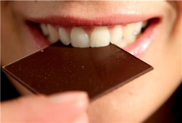 Wer sie mag, greift am besten zu dunkler Schokolade: Sie enthält mehr Kakao und weniger Zucker.