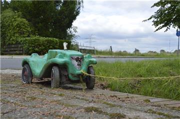 Wer von der B212  auf die Burgstraße nach Phiesewarden abbiegt, trifft auf diesen kleinen Flitzer.
