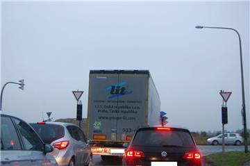 Wer von der Weserstraße auf die B 212 aufbiegen will, muss gegenwärtig Geduld aufbringen und besonders vorsichtig sein. Die Ampelanlage ist immer noch defekt. 