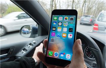 Wer während der Fahrt aufs Handy schaut, telefoniert oder gar surft, riskiert nicht nur seins, sondern auch das Leben anderer Verkehrsteilnehmer. Die Polizei warnt davor. Es drohen zudem Bußgelder.