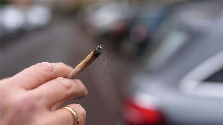 Cannabis im Verkehr - Experten fordern schärfere Regeln Wer zu berauscht Auto fährt, sollte seinen Führerschein schneller abgeben müssen, meinen Fachleute.