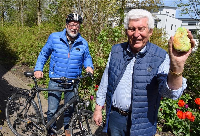 Werben für das Weserstein-Projekt und die begleitende Radtour: Günter Funke (links) und Fritz Jacob, der in seiner Hand ein Modell der zukünftigen Nordenhamer Attraktion hält.