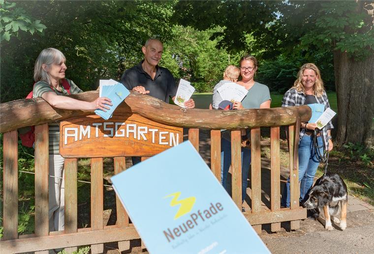 Dorum: Mitstreiter für „Tag der Nachhaltigkeit“ gesucht Werben um Mitstreiter für die Nachhaltigkeitsinitiative "Neue Pfade" und für den Aktionstag im September (von links): Brigitte Wieneke, Fred Hellmann, Melanie Koch mit Maximilian und Eva-Isabell Jonsson mit Hündin Polly.