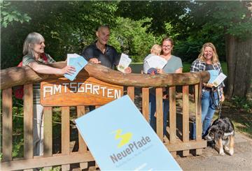 Werben um Mitstreiter für die Nachhaltigkeitsinitiative "Neue Pfade" und für den Aktionstag im September (von links): Brigitte Wieneke, Fred Hellmann, Melanie Koch mit Maximilian und Eva-Isabell Jonsson mit Hündin Polly.
