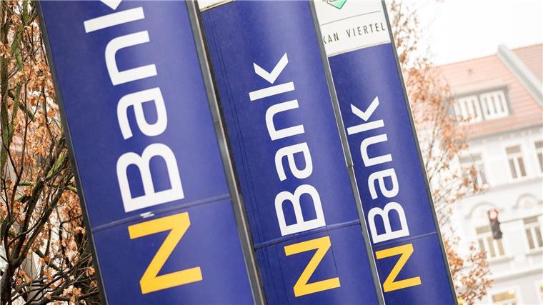 Neuer Kredit für Unternehmen soll Folgen des Kriegs lindern Werbepylonen mit dem „NBank“-Logo stehen am Sitz der „NBank“, der Investitions- und Förderbank des Landes Niedersachsen.