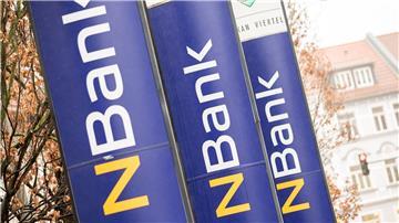 Werbepylonen mit dem „NBank“-Logo stehen am Sitz der „NBank“, der Investitions- und Förderbank des Landes Niedersachsen.