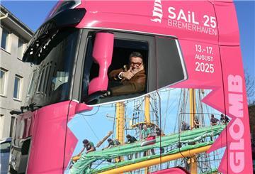 Ein pinker Lkw macht Werbung für die Sail 2025 in Bremerhaven.