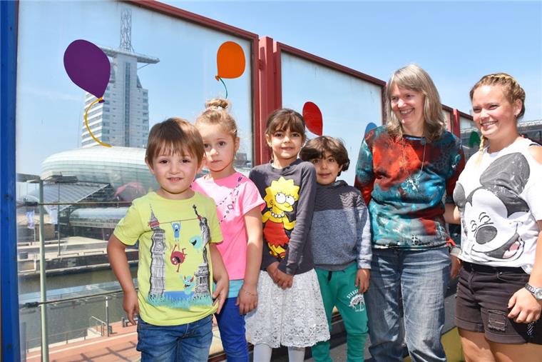 Werden mit Blick auf die Havenwelten und die Weser groß: Die Kinder der Kindertagesstätte Columbus-Center. Erzieherin Alexandra Hagner (rechts) und Frauke Schehl (2. von rechts) passen auf die Kleinen auf. 