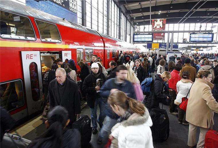 Sorgt das Neun-Euro-Ticket für überfüllte Züge? Reisende am Bahnsteig