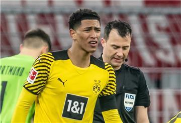 BVB-Spieler Jude Bellingham (links) und Schiedsrichter Felix Zwayer