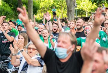 Werder Bremen Fans freuen sich nach dem Sieg ihrer Mannschaft gegen den 1. FC Köln.