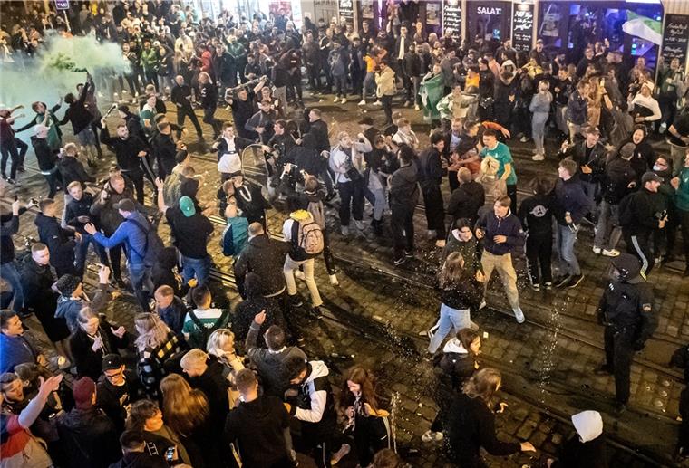 Werder-Fans randalieren und greifen Polizisten an Werder Bremen Fans jubeln nach dem Klassenverbleib im Viertel.