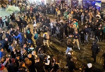 Werder Bremen Fans jubeln nach dem Klassenverbleib im Viertel.