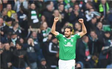 Werder Bremen gegen Borussia Dortmund: Claudio Pizarro jubelt über sein Tor zum 2:2 Endstand.