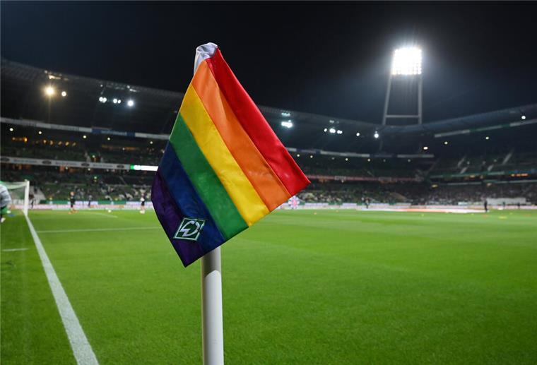 Werder Bremen erwägt Rückzug von Twitter-Nachfolger X Eckfahne in Regenbogenfarben im Bremer Weserstadion