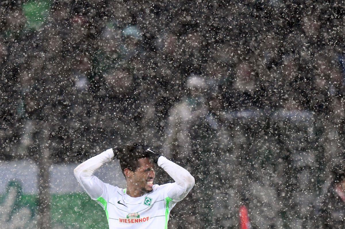 Wegen Schneechaos: Werder Bremen steckt in Freiburg fest Werder Bremen hat wegen des Schneefalls in Freiburg festgesteckt. Schon das Spiel versank im Schnee.