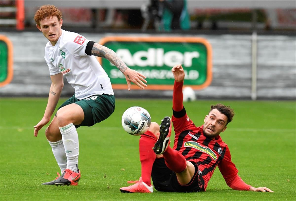 Werder Bremen kämpft in Freiburg um den Sieg. Hier ist Manuel Josh Sargent (links) im Zweikampf mit Manuel Gulde.