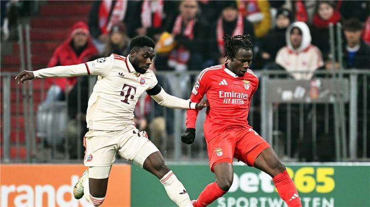 Werder Bremen leiht Abwehrspieler Issa Kaboré (r) aus. 