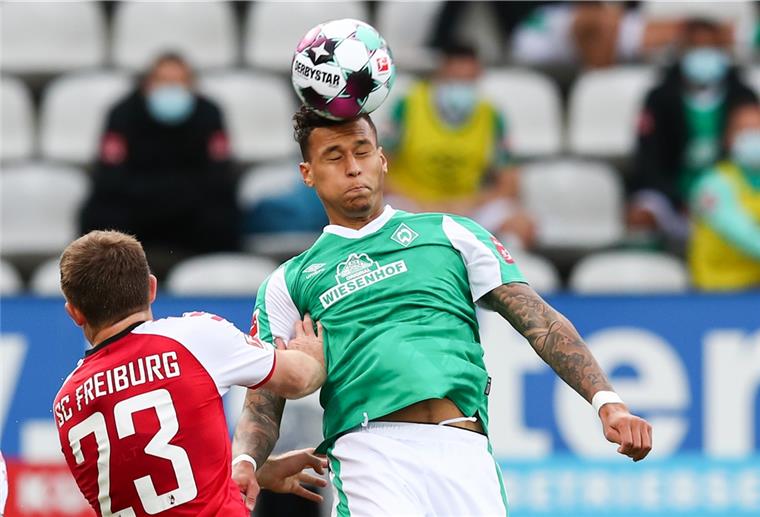 Werder Bremen muss gleich fünf Ausfälle verkraften Davie Selke beim Kopfball.