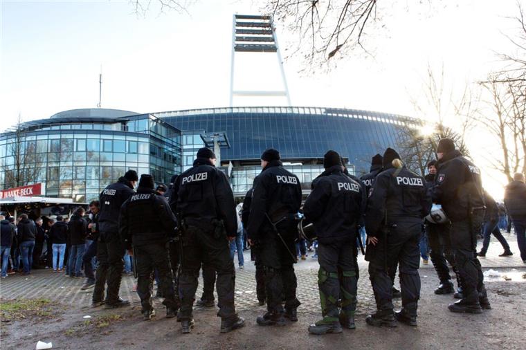 Werder Bremen und das Land Bremen streiten weiterhin wer für die zusätzlichen Polizeikosten bei Risikospielen aufkommen soll. In der Bürgerschaft wurde am Mittwoch darüber diskutiert.