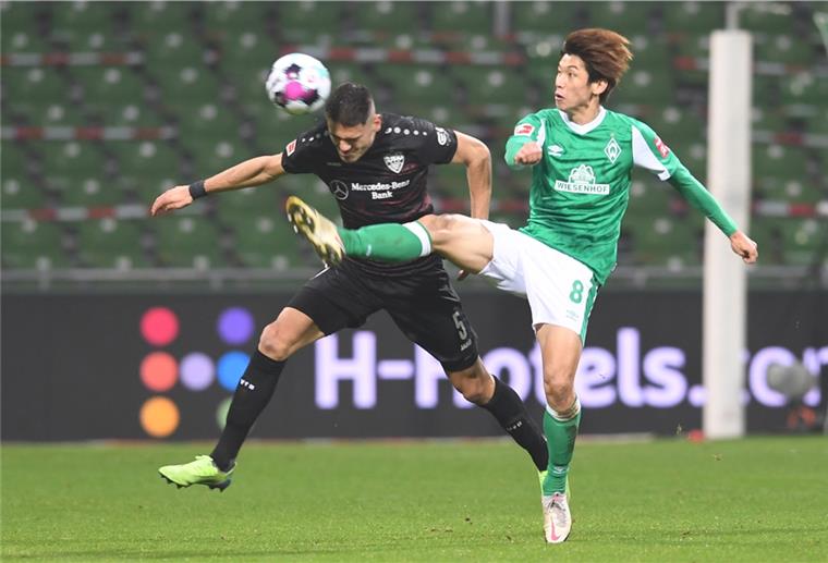  Bremen: Fußball: Bundesliga, Werder Bremen - VfB Stuttgart, 10. Spieltag. Stuttgarts Konstantinos Mavropanos (l) und Werders Yuya Osako kämpfen um den Ball. 