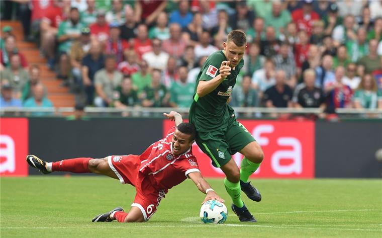 Werder: 14. Niederlage in Serie gegen Bayern Werder Bremen zu zaghaft, Bayern München ideenlos: In dieser Szene geben Werders Maximilian Eggestein und Bayerns Thiago (links) jedoch alles.
