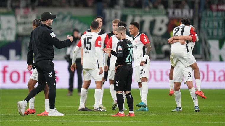 Werder Bremens Coach Ole Werner (l) war nicht zufrieden mit den Offensivaktionen seiner Mannschaft beim 0:1 gegen Eintracht Frankfurt.