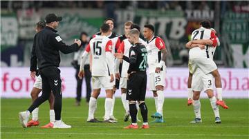 Werder Bremens Coach Ole Werner (l) war nicht zufrieden mit den Offensivaktionen seiner Mannschaft beim 0:1 gegen Eintracht Frankfurt.