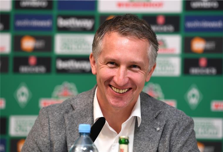 Werder-Chef Baumann glaubt an neuen Trainerjob für Markus Anfang Werders Geschäftsführer Frank Baumann lächelt bei der Vorstellung des neuen Trainers.