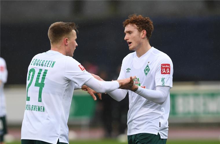 Werder Bremen gewinnt Testspiel gegen Hannover 96 Werder Bremens Johannes Eggestein gratuliert Josh Sargent (rechts) zum zwischenzeitlichen 1:1.