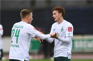 Werder Bremens Johannes Eggestein gratuliert Josh Sargent (rechts) zum zwischenzeitlichen 1:1. 