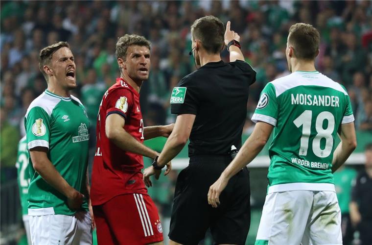 Thomas Müller über DFB-Pokal-Entscheidung: Kein Elfmeter Werder Bremens Max Kruse und Münchens Thomas Müller diskutieren mit Schiedsrichter Daniel Siebert.