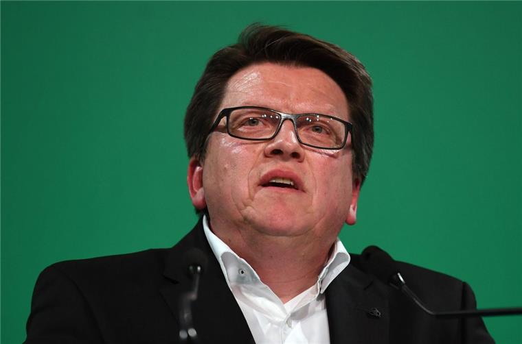 Nach DFL-Rechnung: Werder-Präsident sieht "Wettbewerbsnachteil" Werder Bremens Präsident Hubertus Hess-Grunewald hat die Bremer Politik erneut für ihre an die Deutsche Fußball Liga (DFL) verschickten Rechnungen kritisiert. Hess-Grunewald erwartet "großen finanziellen Schaden" für den Verein.