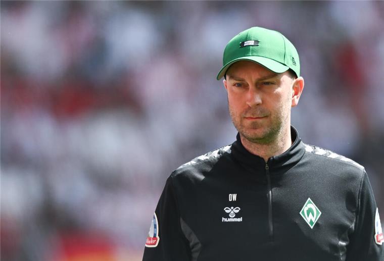 Bremens Trainer Ole Werner vor Anpfiff im Stadion.